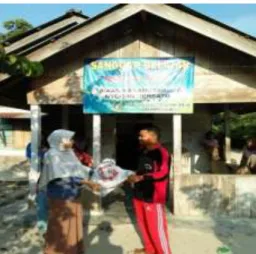 Gambar  3. Pemberian bantuan media pembelajaran dan buku paket kepada Karang  Taruna di Dusun Selapik