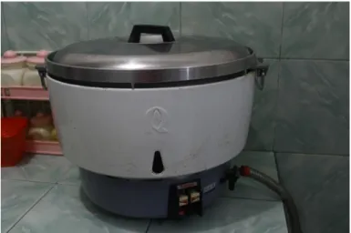 Gambar 2.23. 1 unit rice cooker besar  Sumber: Dokumentasi Pribadi, 2015 