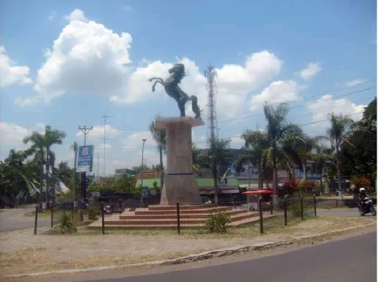 Gambar 1. Simbol Kegagahan Kuda Gagak Rimang pada Tugu di Kecamatan  Cepu. 