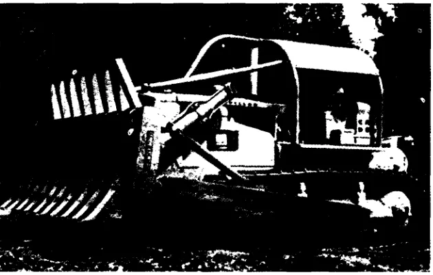Gambar 412.  Garu pembersih  tanah yang dipasang pada traktor.