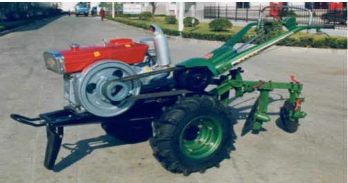 Gambar 6 : Traktor Roda Dua dilengkapi Bajak Piringan