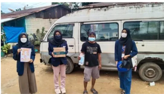 Gambar  3.2  Potret  Dokumentasi  Pembagian  Masker  dan  Hand  sanitizer  kepada  Masyarakat  Kampung Air