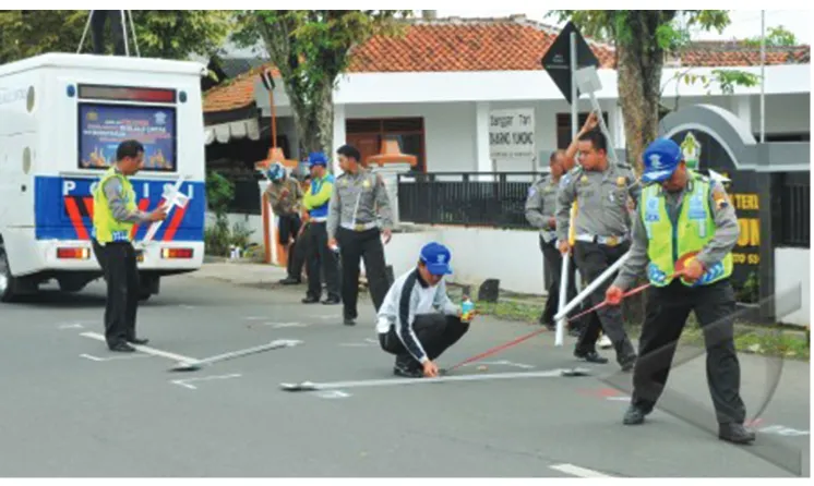 Gambar 2.3 Anggota kepolisian sedang melakukan pemeriksaan tempat kejadian perkara