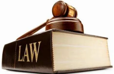 Gambar 4.2: Kitab undang-undang Hukum pengadilan & palu hakim 