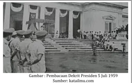 Gambar : Pembacaan Dekrit Presiden 5 Juli 1959  Sumber: katailmu.com 