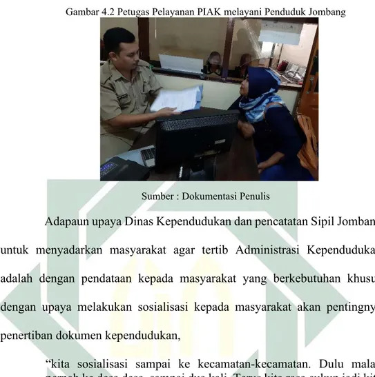 Gambar 4.2 Petugas Pelayanan PIAK melayani Penduduk Jombang 