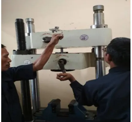 Gambar 5. proses pengujian tarik 