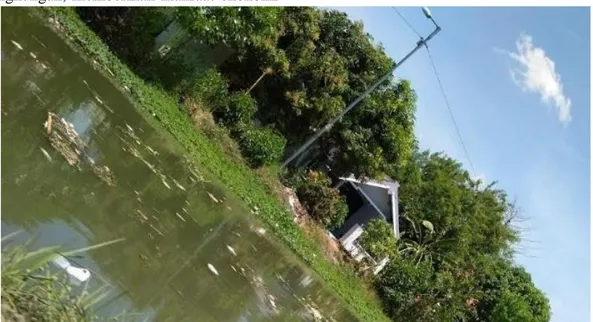 Gambar 1. Daerah pemukiman warga desa yang dekat dengan sungai penuh sampah 