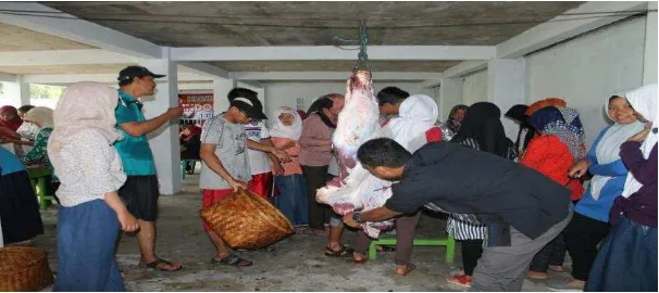 Gambar 4.5 Penyembelihan dan pembagian daging qurban  pada perayaan Idul Adha 