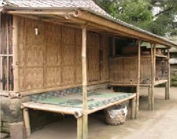 Gambar  1.  Bangunan  asal  yang  terbuat  dari  bambu  dipadukan  dengan  balé-balé  bambu  beratap membentuk unit rumah tinggal 