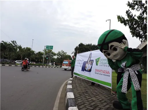 Gambar  1  :  kegiatan  bentang  spanduk  untuk  mengajak  masyarakat  berdonasi  di  Dompet  Dhuafa Jawa Tengah