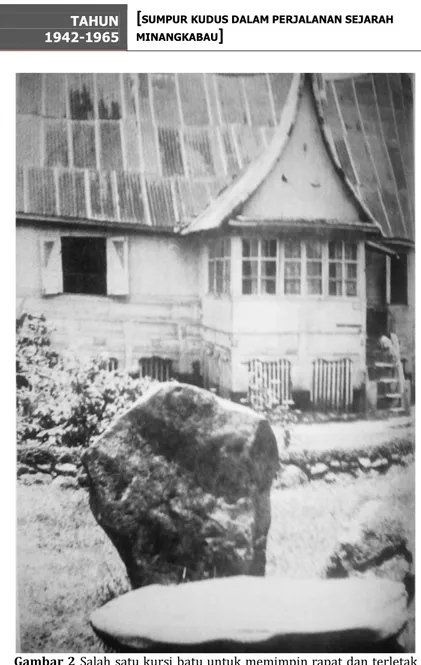 Gambar 2 Salah satu kursi batu untuk memimpin rapat dan terletak  di  depan  istana  Pagaruyung  pada  masa  dulu