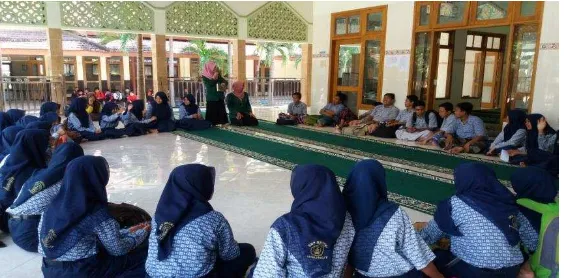 Gambar 1.2 kegiatan remaja masjid (Remas) oleh siswa SMPN 1  Ngunut Tulungagung.4 