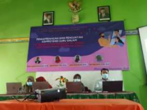 Gambar 3. Penyerahan bantuan oleh tim  pengabdian  