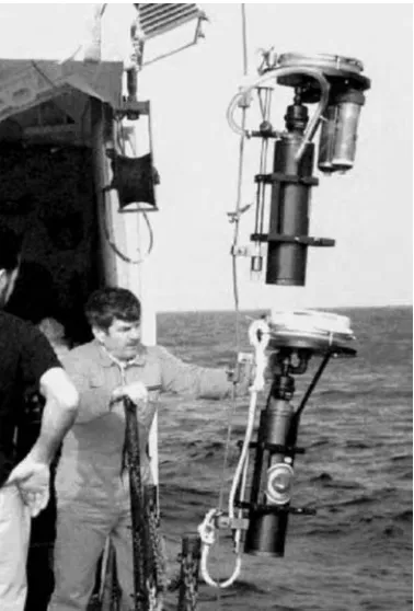 FIGURE 2.13Deployment of a radionuclide sampler in the ocean. (From Challenger Oceanic,2005.)