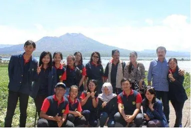 Gambar. 1Pembinaan Teknis Pembuatan Pupuk Organik. Gambar. 2 Foto Pembicara Ni Wayan Sri Sutari,SP.MSi