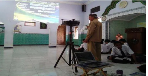 Gambar 4.2 Guru PAI disiplin  memberikan materi Al Qur‟an.82