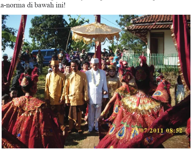 Gambar  2.9.  upacara adat penjemputan pengantin pria dalam perkawinan salah satu 