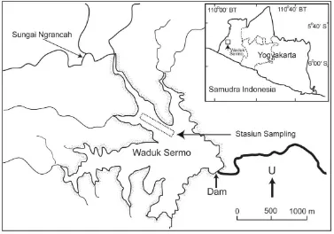 Gambar 1. Peta stasiun sampling di Waduk Sermo. Anak panah menunjukkan lokasi pemasangan jaring hapa dan seser  
