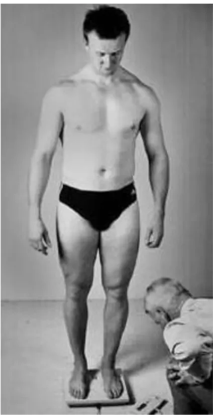 Gambar 2.2. Pengukuran berat badan (Marfell-Jones et al; 2012)  2)  Tinggi Badan (BH) 