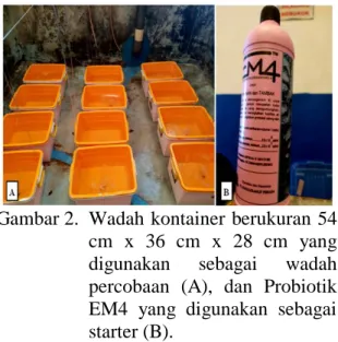 Gambar 1.  Tetes  nira  dari  tandan  bunga  pohon  aren  (Arenga  pinnata) dalam  coller  boks  (kiri)  dan  sampel  nira  yang  dimasukkan  ke  dalam  wadah  percobaan  (kanan)