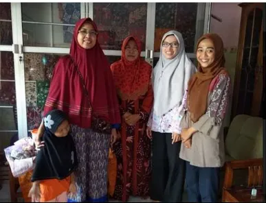 Gambar 3. Ibu Hamlah (posisi tengah, berkerudung orange), Pemilik Usaha Rumah Batik  berfoto bersama tim peneliti 