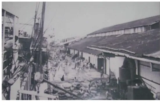 Gambar 2. Kegiatan bongkar muat barang di  Pelabuhan Bitung, 1950-an 