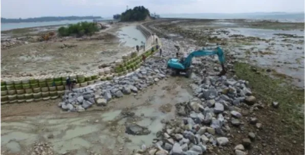 Gambar 1. Pemasangan buis beton sebagai seawall  