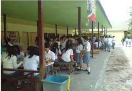 Gambar 4.4  Interaksi antar Siswa di Kantin Sekolah( Dok.Anggun, 7 Mei 2013)