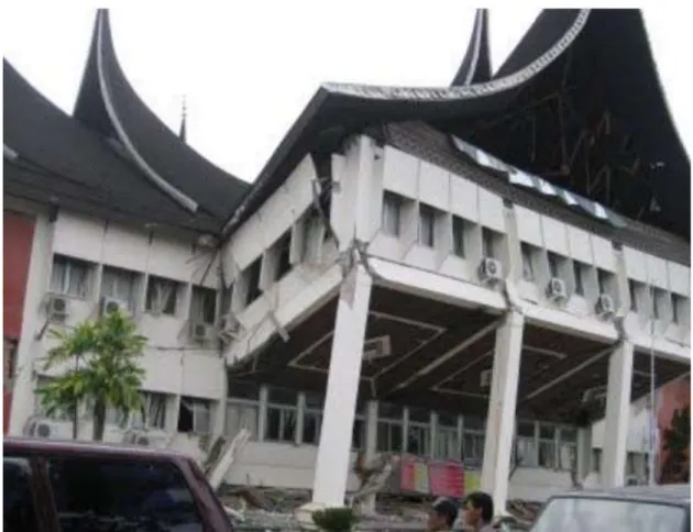 Gambar 1: Keruntuhan bangunan publik akibat gempa 2009 [2]  2.  Tinjauan Literatur 