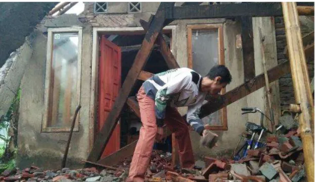 Gambar 2: Kerusakan bangunan rumah warga akibat gempa [6]  2.2.  Perbaikan Struktur Bangunan 
