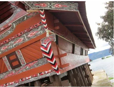 Gambar 4. Rumah adat Batak Toba tampak dari samping. 