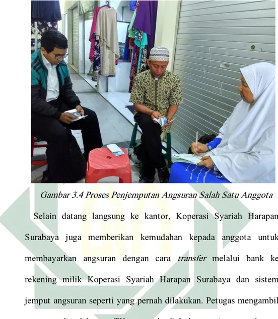 Gambar 3.4 Proses Penjemputan Angsuran Salah Satu Anggota  Selain  datang  langsung  ke  kantor,  Koperasi  Syariah  Harapan  Surabaya  juga  memberikan  kemudahan  kepada  anggota  untuk  membayarkan  angsuran  dengan  cara  transfer  melalui  bank  ke  r