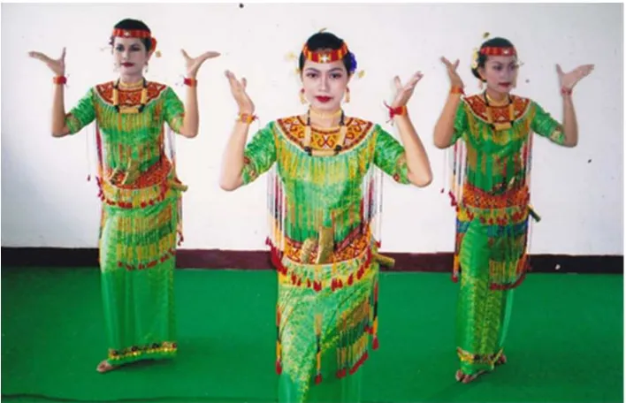 Gambar ��. Busana tari Pagellu dari Sulawesi Selatan Foto Koleksi P.Sidik Nugraha ���� Panggung atau staging tumbuh dan berkembang sesuai dengan semakin sesuai dengan semakin berkembangnya tontonan dan kemajuan jaman
