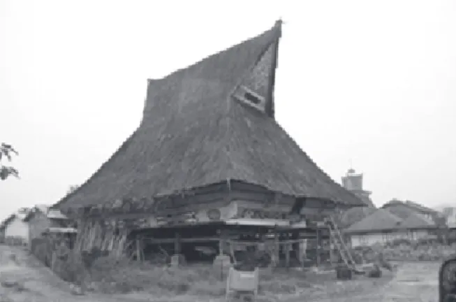 Gambar 5. Rumah adat Batak Karo di Desa Lingga dengan unsur-unsur gerga motif Bindu Natogog pada bidang melmelen.