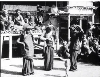 Gambar 1. Tari-tarian masyarakat Batak Karo sering digunakan dalam upacara ritual ± tahun 1900 (Sumber: