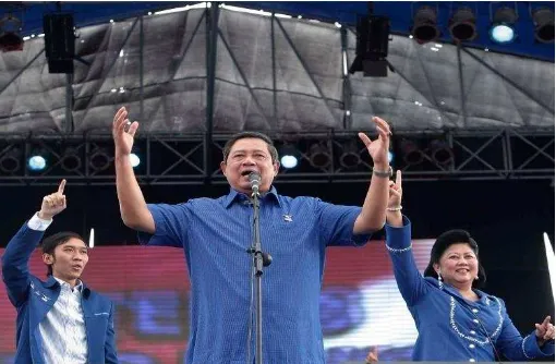Gambar 3.1  : SBY yang dikenal memiliki banyak asisten  yang bertugas  mengarahkan sikapnya ketika berada di hadapan media sehingga memiliki citra yang baik 