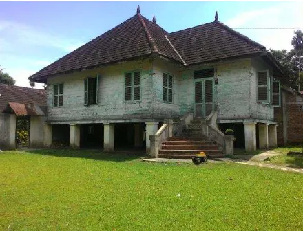 Gambar 1. Hunian pada  Koridor Jalan  Blang Mee Samudera Pase, Aceh Utara. Bangunan Kolonial ini dibangun pada Tahun 1946 dengan luasan tapak 40 x 35m²