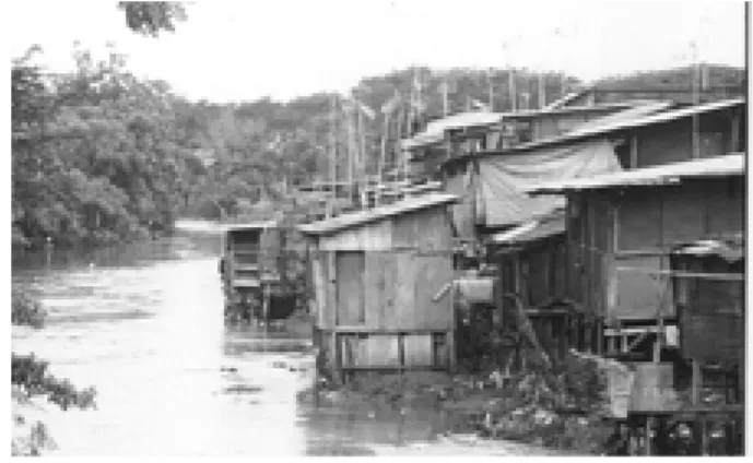 Gambar 2. Kondisi Lingkungan Fisik Bantaran Sungai Ciliwung Jakarta Gambar 1. Kondisi Lingkungan Fisik Bantaran Sungai Cho-de Yogyakarta