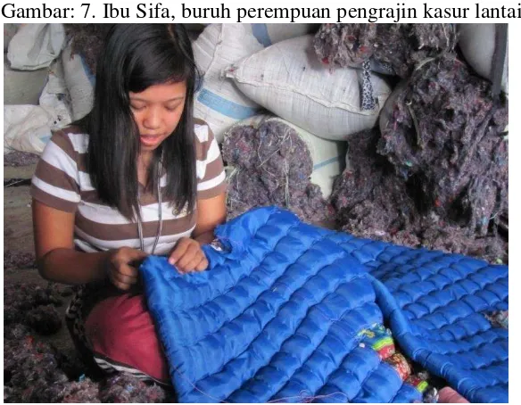 Gambar: 7. Ibu Sifa, buruh perempuan pengrajin kasur lantai. 
