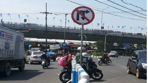 Gambar 1.5 Pelanggaran rambu lalu lintas di persimpangan Jl. Pasar Kembang   