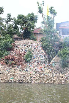 Gambar 2.10 Gambar keadaan pinggiran sungai sebagai Tempat Pembuangan Sampah  Sumber. Penulis (2014) 