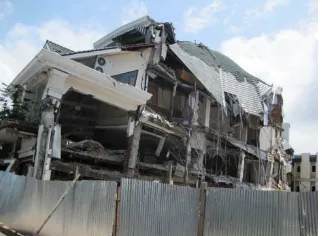Gambar 1.1 Kerusakan Hotel Ambacang akibat gempa di  Padang, Sumatera 