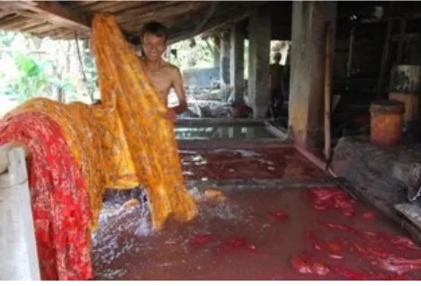 Gambar 1. Proses pewarnaan dan pencucian kain batik(Sumber : myradio-rock.blogspot.com)