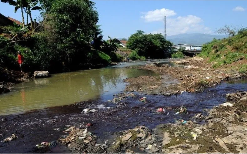 Gambar 2. Kondisi sungai yang tercemar air limbah(Sumber : kompasiana.com)