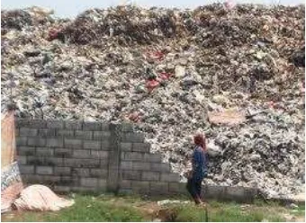 Gambar 1.1. Gunung Sampah TPA Kupang Jabon.  