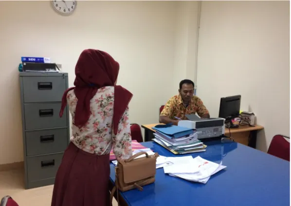 Gambar 3. Peneliti sedang melakukan wawancara dengan  Admin Komite Medik  Rumah Sakit Universitas Sumatera Utara