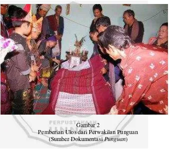 Gambar 2 Pemberian Ulos dari Perwakilan Punguan 