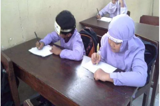 Gambar 7. Salah Satu Siswa Bercerita di Depan Kelas Menggunakan  Media Pop Up 