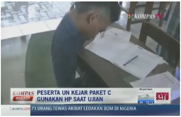 Gambar 2. Peserta ujian Nasional Paket C menggunakan telepon selular saatmengerjakan soal Ujian Nasional Bahasa Indonesia(Sumber : Youtube, hasil screenshoot video)